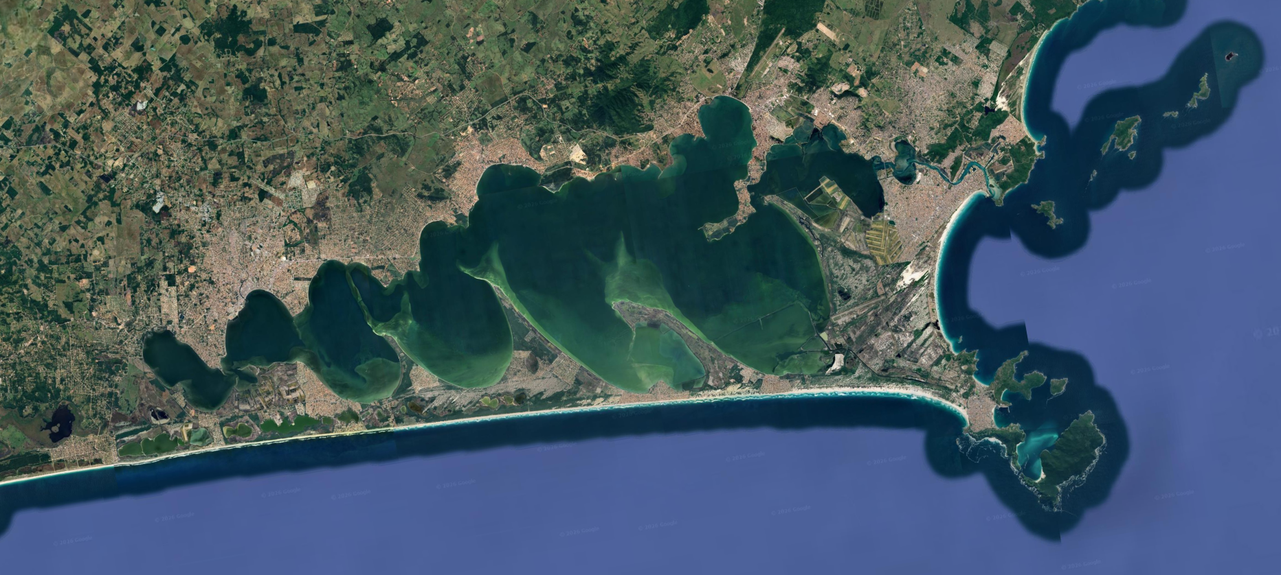 Vista aérea de Arraial do Cabo e do litoral da Região dos Lagos